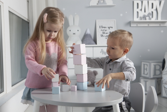 女の子と男の子がおもちゃで遊んでいる。