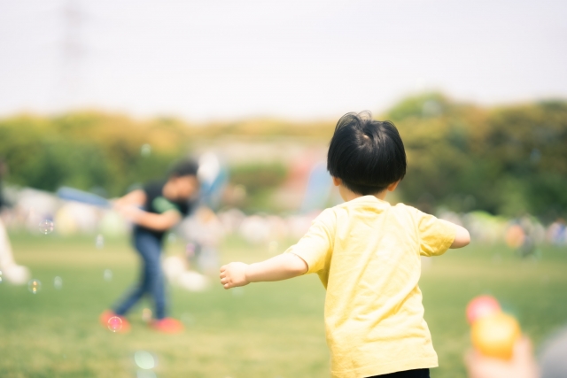 男の子が走るのを後ろから見た図