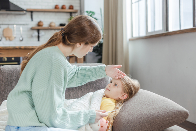 病気の子供を看病するお母さん