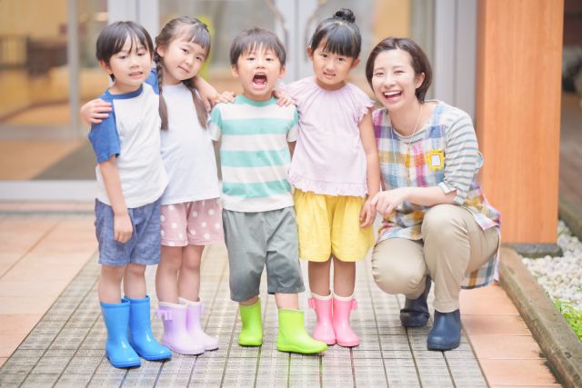 4人の園児と女の先生