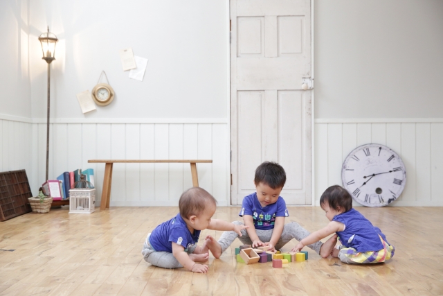 部屋で子供3人が遊んでいる