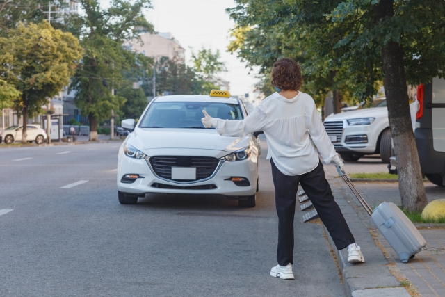 タクシーを止める女性