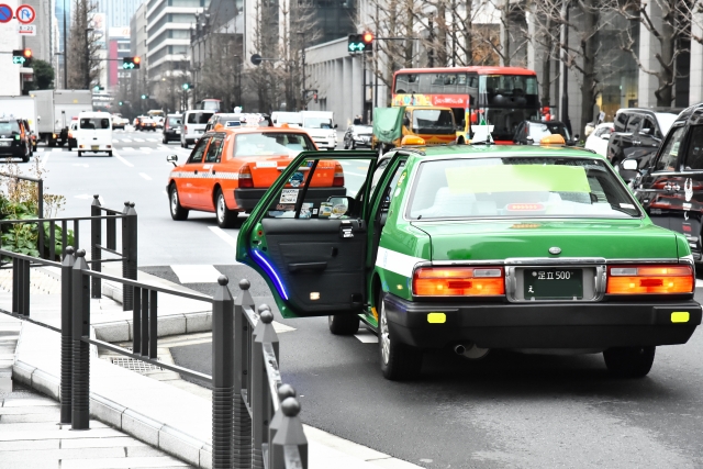 街中で停車し、ドアが開いているタクシー