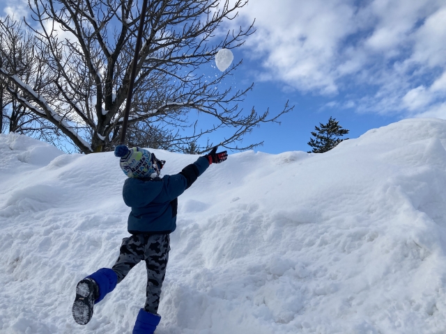 雪遊びをする子供