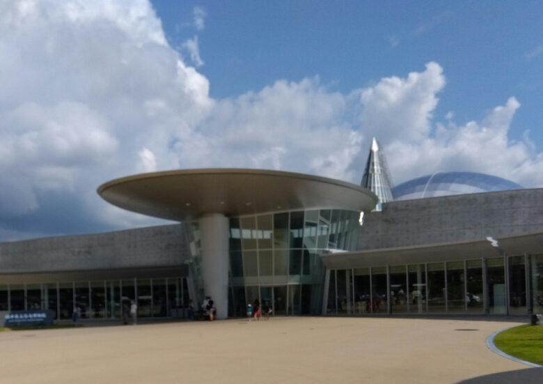 福井県立恐竜博物館の建物