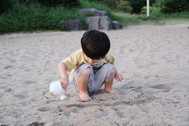 砂で遊ぶ男の子