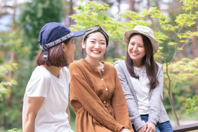 外で話す女性たち