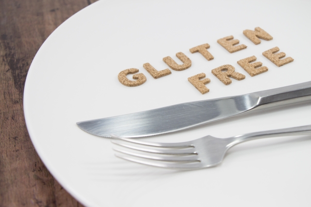 GLUTEN FREEと書かれたお皿にフォークとナイフ