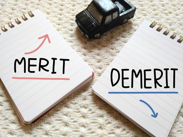 車のおもちゃとMERIT・DEMERITと書かれたメモ