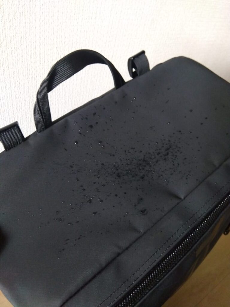 水に濡れたリュックの上部