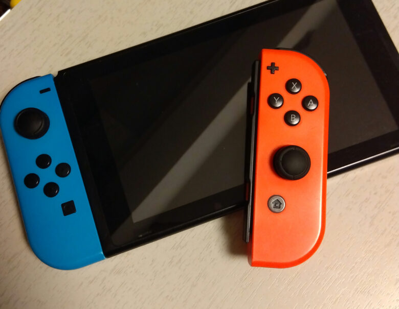 NintendoSwitchの本体とジョイコン