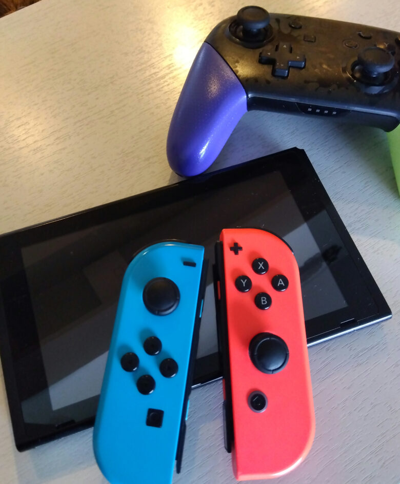 Switch本体とジョイコンとプロコン