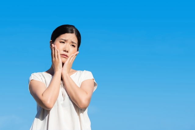 悩んでいる女性のイメージ