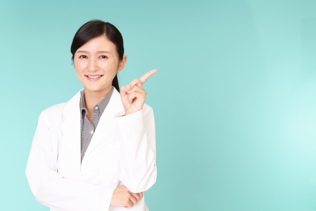 指示をする笑顔の女医