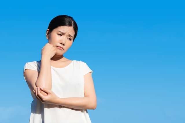 悩んでいる女性