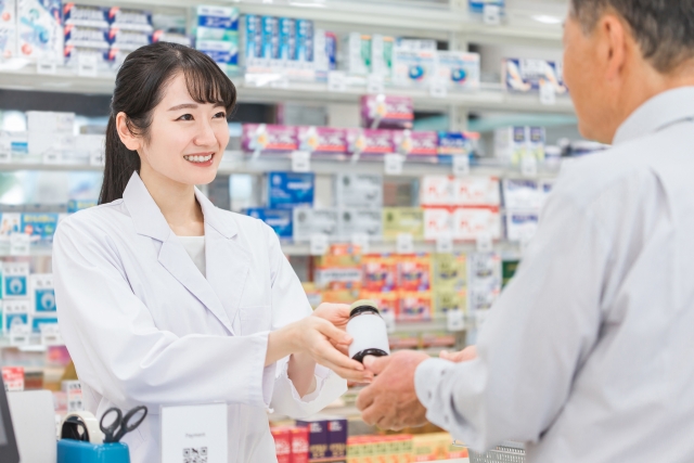 薬局・ドラッグストアで薬を処方する薬剤師