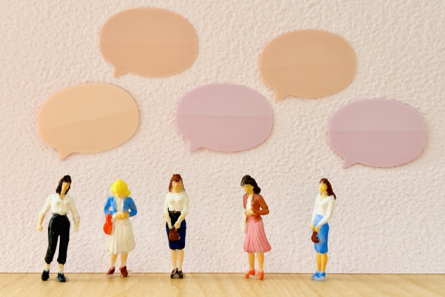 5人の女性の人形と吹き出し