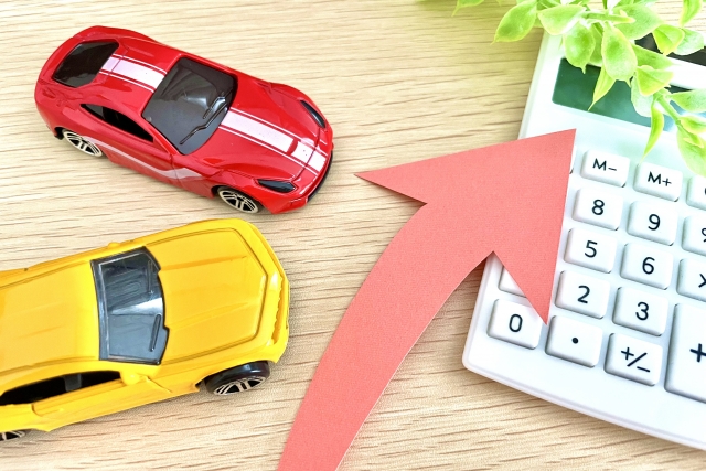 車と上むきの矢印　値上がりのイメージ