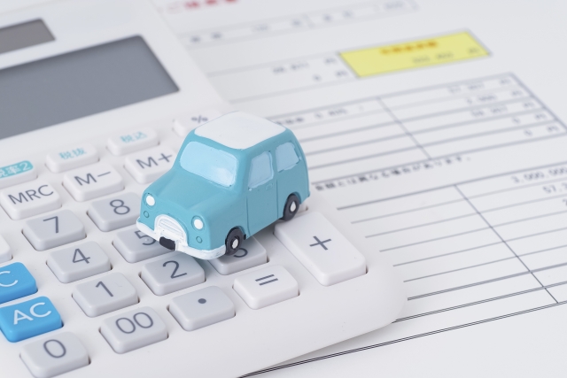 おもちゃの車と電卓と書類