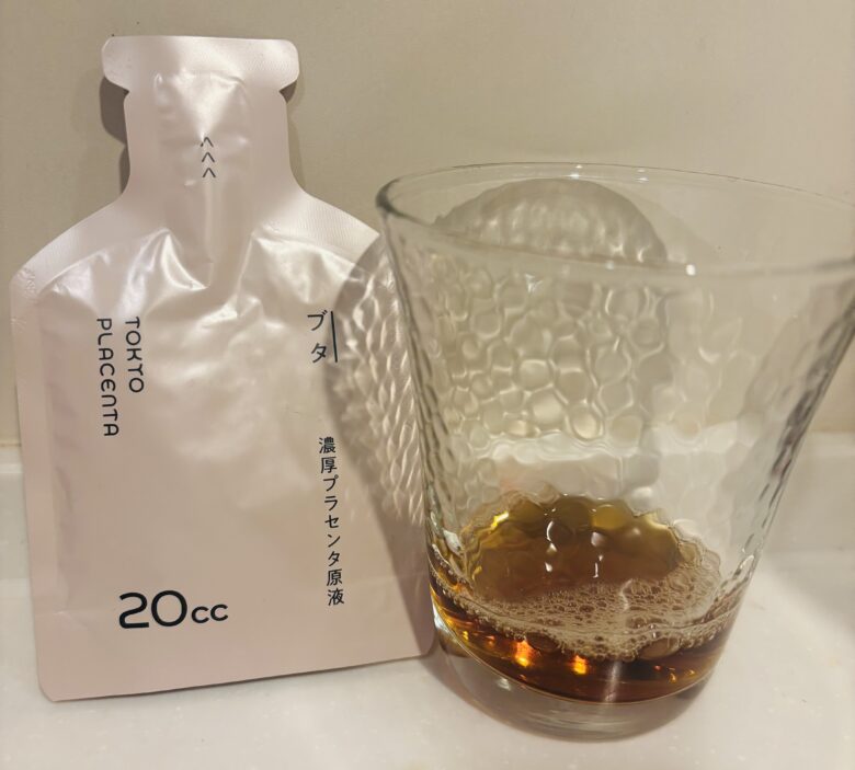 東京プラセンタとプラセンタの原液が入ったコップ