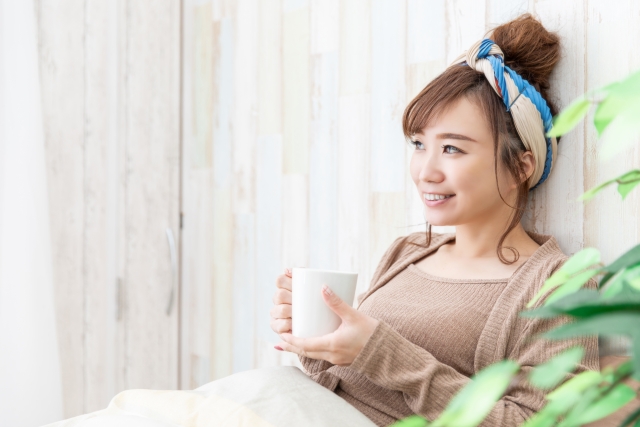 ルームウェアでくつろぐ女性