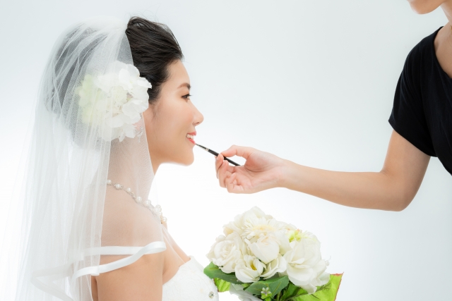 ウェディングドレスを着た女性